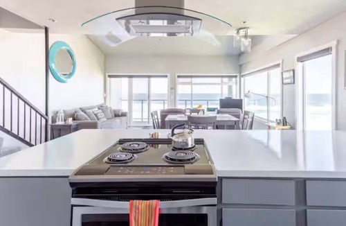 Newport Condo | Romantic Nye Beach Oceanfront Corner Unit Panoramic View, 2 king Beds, Spa Tub