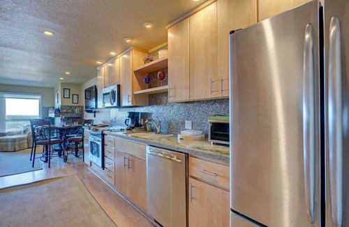 Otter Rock Apartment | Romantic Ocean-View Suite with King Bed