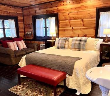 Branson House | Romantic Ozarks Cabin Rental in Secluded Woodland near Branson, Missouri