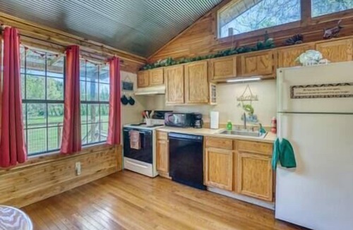 Norfork Cabin | Romantic Peaceful Getaway Cabin w/Hot Tub