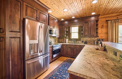 Penrose Cabin | Romantic Penrose Cabin w/Pond, Trails & Hot Tub