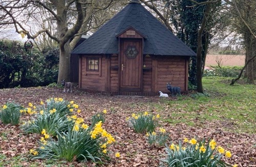 Irstead Apartment | Romantic Pixie Hut with Private Woodland