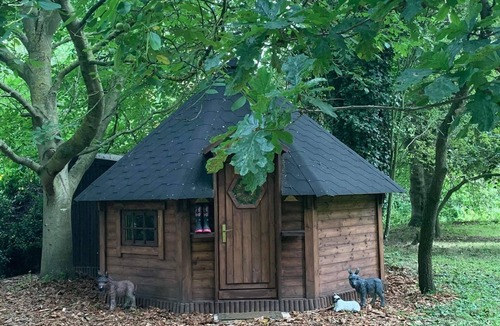 Irstead Apartment | Romantic Pixie Hut with Private Woodland