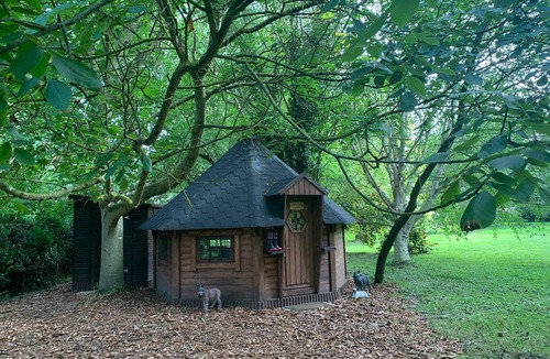 Irstead Apartment | Romantic Pixie Hut with Private Woodland