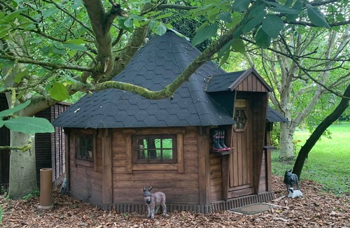 Irstead Apartment | Romantic Pixie Hut with Private Woodland