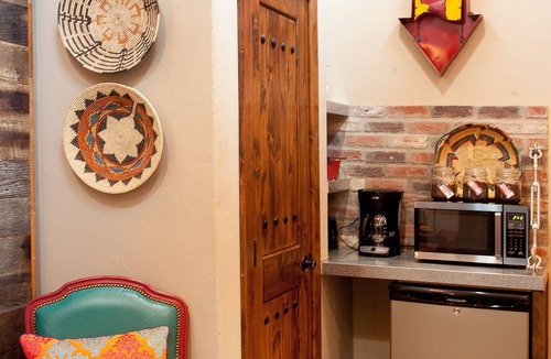 Fredericksburg Cottage | Romantic Private Casita Retreat/Convenient to Main St/Outdoor Cantina + Firepit