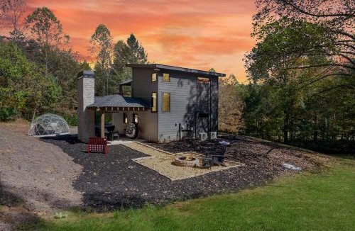 McCaysville House | Romantic Red Room - Adults Only Couples' Retreat