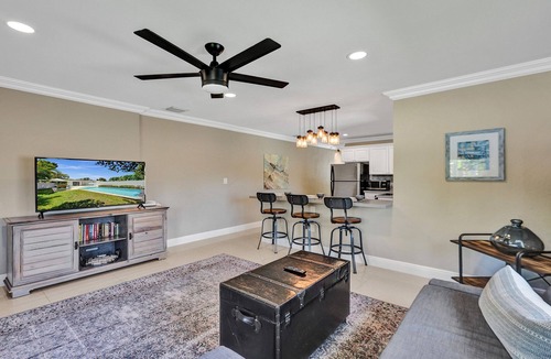 Lake Ridge House | Romantic Retreat w/Private Pool. Near Las Olas
