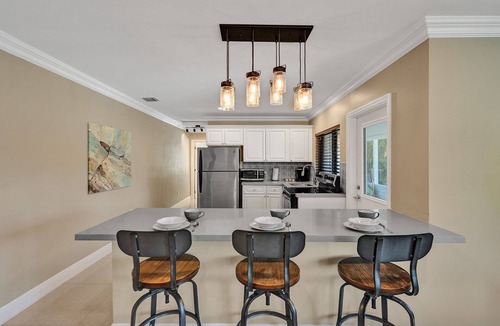 Lake Ridge House | Romantic Retreat w/Private Pool. Near Las Olas