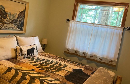Ashford Cabin | Romantic Retreat! Hot Tub!