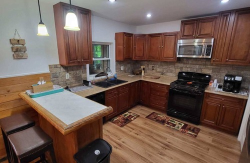 Northville House | Romantic Retreat with a Jacuzzi "En Suite"!