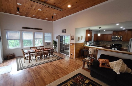 Northville House | Romantic Retreat with a Jacuzzi "En Suite"!