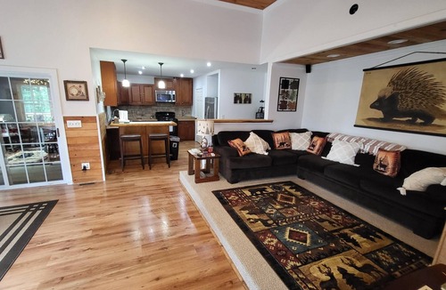 Northville House | Romantic Retreat with a Jacuzzi "En Suite"!