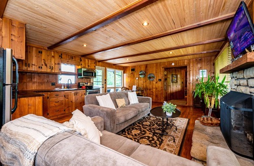Helmsburg Cabin | Romantic Ridge Cabin | Hot Tub, Views & Near Nashville 1BR, 1BA