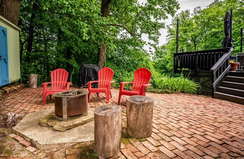 Helmsburg Cabin | Romantic Ridge Cabin | Hot Tub, Views & Near Nashville 1BR, 1BA