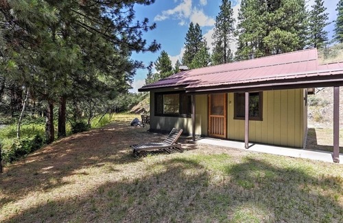 Winthrop Cottage | Romantic Riverfront Cottage - 1 Mile to Winthrop!