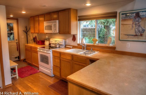 Gold Bar House | Romantic riverfront cottage with jacuzzi