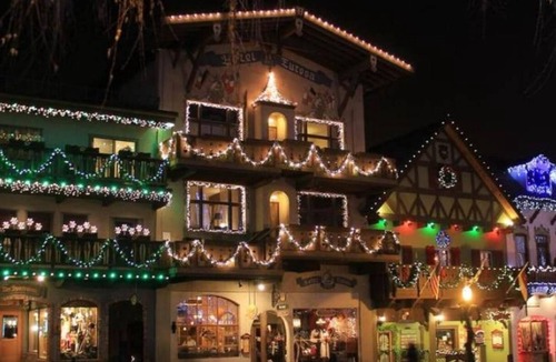 Gold Bar House | Romantic riverfront cottage with jacuzzi