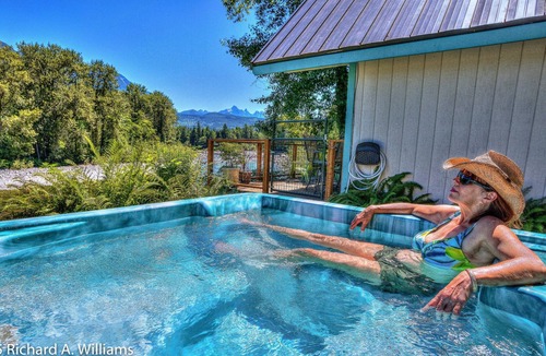 Gold Bar House | Romantic riverfront cottage with jacuzzi