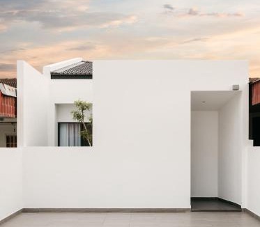 George Town Villa | Romantic Rooftop Jacuzzi Villa with Sunset Views