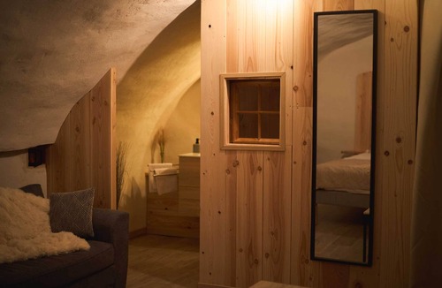 Meilhaud Apartment | Romantic room with jacuzzi and private sauna
