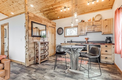Longtown Cabin | Romantic Rustic Getaway! Elevated Treehouse w/Jacuzzi Tub. Rest, Relax, Repeat!