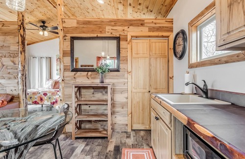 Longtown Cabin | Romantic Rustic Getaway! Elevated Treehouse w/Jacuzzi Tub. Rest, Relax, Repeat!