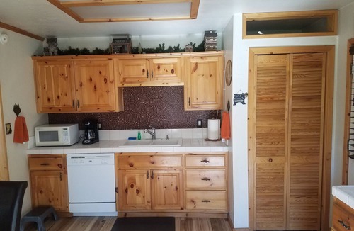 Big Bear City Cabin | Romantic, Rustic Log Cabin EXCLUSIVELY for Couples/Small Families; 4 PERSON MAX