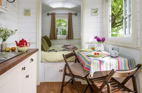 Kenilworth House | Romantic Shepherds Hut, Kenilworth