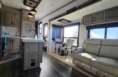 Alvord House | Romantic Stay in Beautiful New RV on 30 Acres