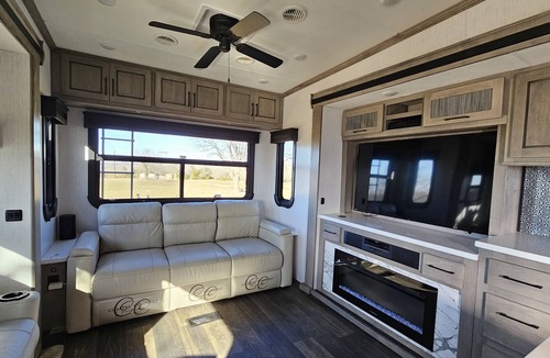 Alvord House | Romantic Stay in Beautiful New RV on 30 Acres