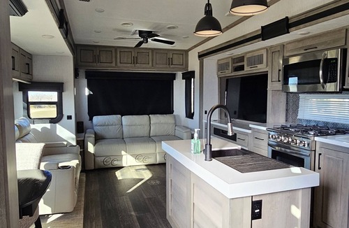 Alvord House | Romantic Stay in Beautiful New RV on 30 Acres
