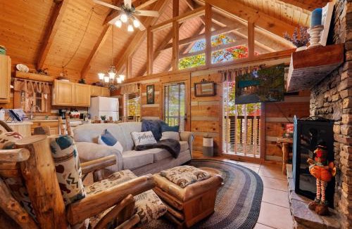 Sevierville Ski Chalet | Romantic Studio Cabin with Hot Tub