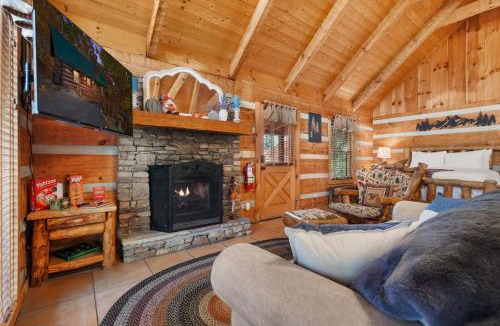 Sevierville Ski Chalet | Romantic Studio Cabin with Hot Tub