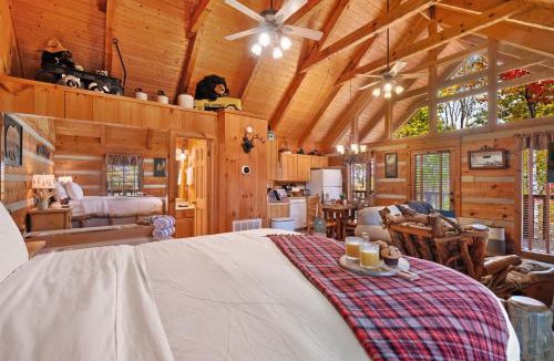 Sevierville Ski Chalet | Romantic Studio Cabin with Hot Tub