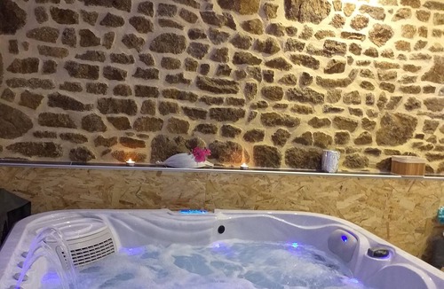 Lonlay-l'Abbaye House | Romantic suite and Jacuzzi Le Ptit Spa de l'Abbaye