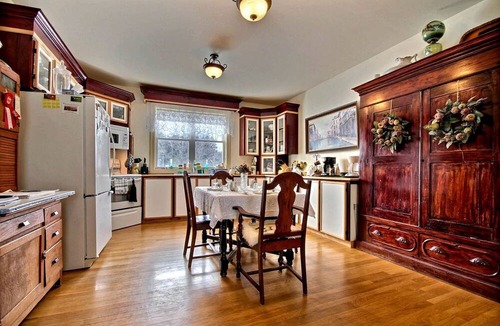 North Dundas House | Romantic Suite Getaway with a Relaxing Soaking Tub in Winchester, Ontario
