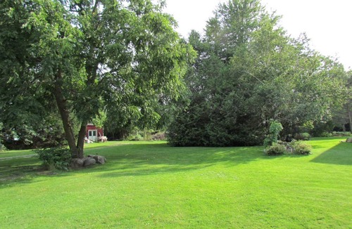 North Dundas House | Romantic Suite Getaway with a Relaxing Soaking Tub in Winchester, Ontario