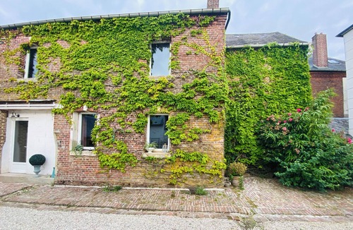 Sainte-Eusoye Apartment | Romantic Suite "Love Room" with Jacuzzi