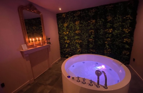 Sainte-Eusoye Apartment | Romantic Suite "Love Room" with Jacuzzi