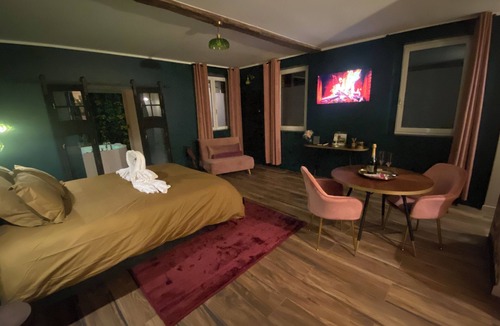 Sainte-Eusoye Apartment | Romantic Suite "Love Room" with Jacuzzi