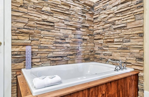 Townsend Hotel | Romantic Suite | Mountain Views! | King Bed