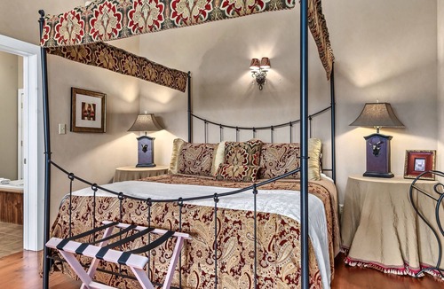 Townsend Hotel | Romantic Suite | Mountain Views! | King Bed