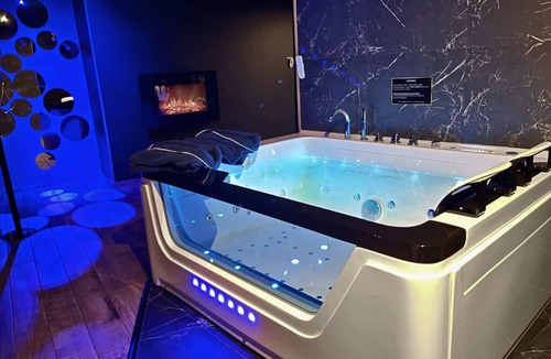 Sainte-Pezenne Apartment | *Romantic Suite: Private SPA and Pool Table*