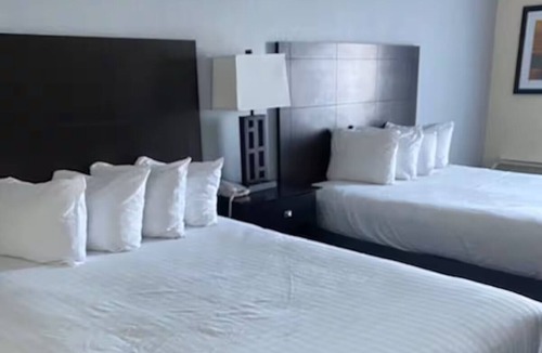 Houghton Lake Hotel | Romantic Suite w/Private Deck & Fireplace – Couples' Dream Stay