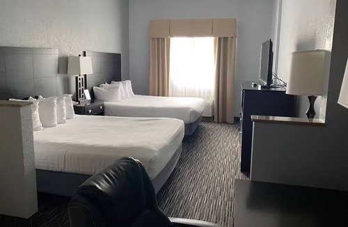 Houghton Lake Hotel | Romantic Suite w/Private Deck & Fireplace – Couples' Dream Stay