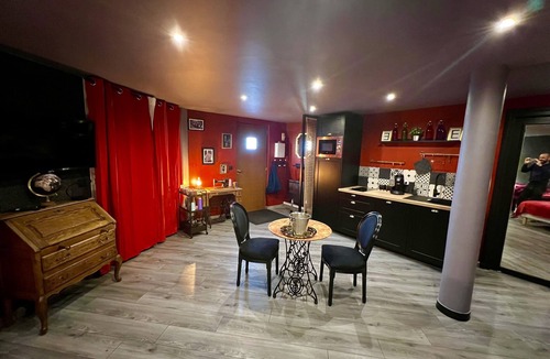 Calais City Center Apartment | Romantic suite with escape game