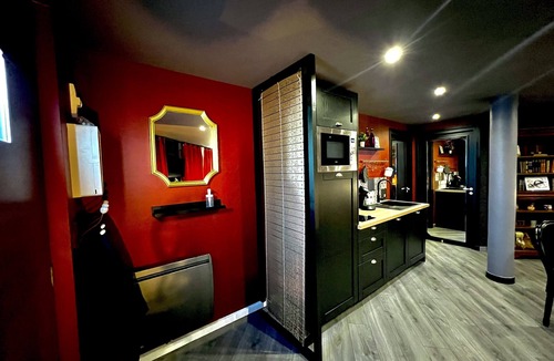 Calais City Center Apartment | Romantic suite with escape game