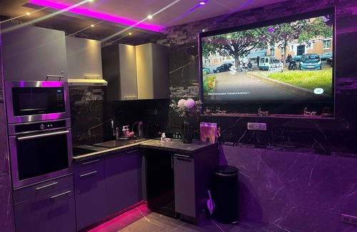 Gonesse Apartment | Romantic suite with private Jacuzzi