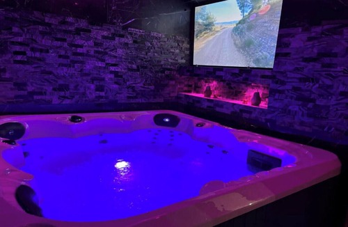 Gonesse Apartment | Romantic suite with private Jacuzzi